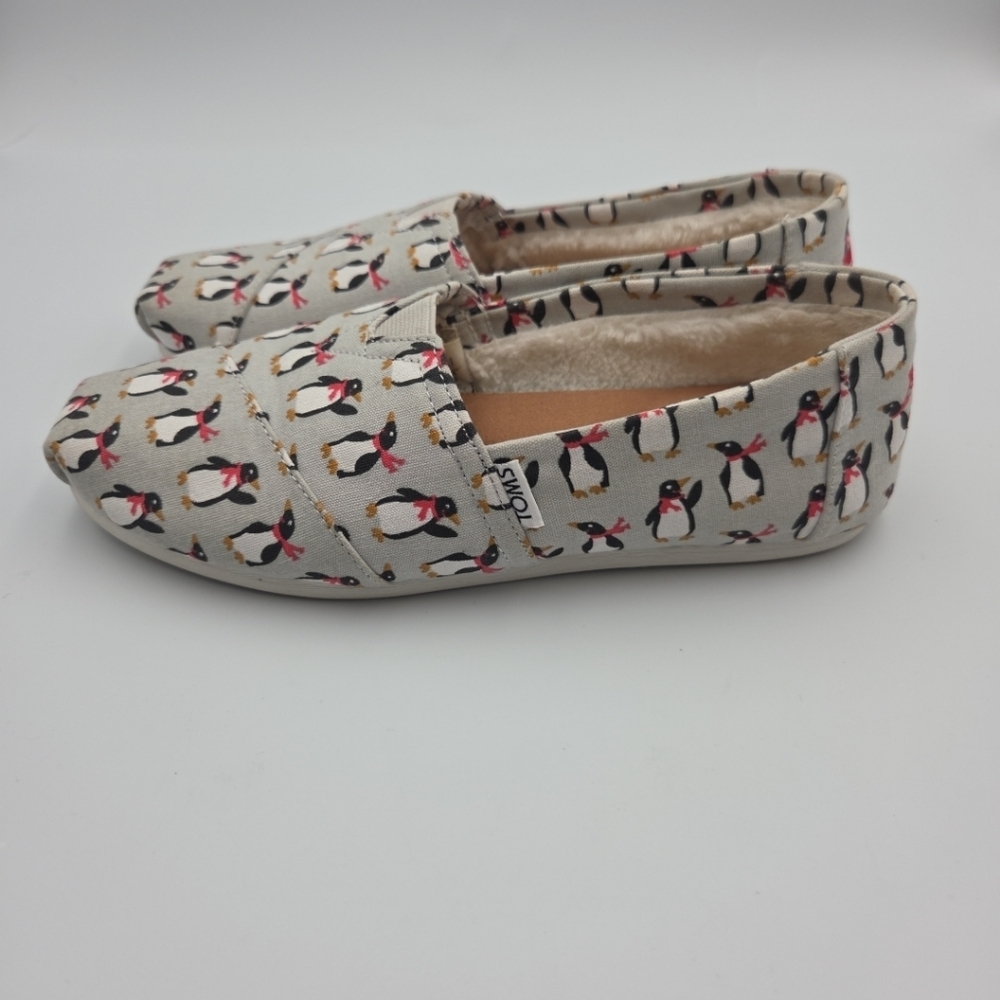 TOMS Alpargata Sz 7.5 Faux Fur Sherpa Lined Slip On Shoes Penquin Red Scarf EUC - Picture 2 of 8